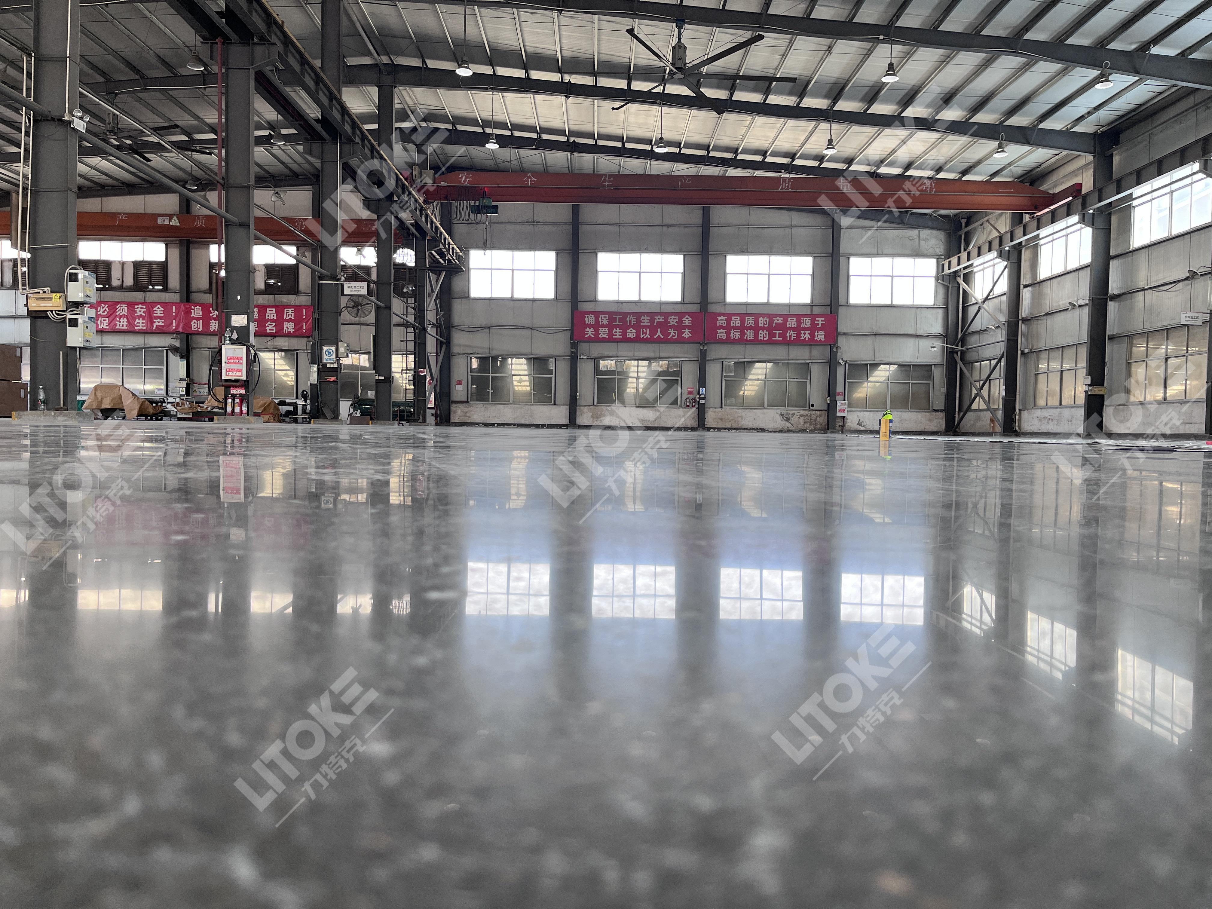 工廠車間地面起砂起灰嚴(yán)重？5大高效解決方案徹底告別粉塵困擾！